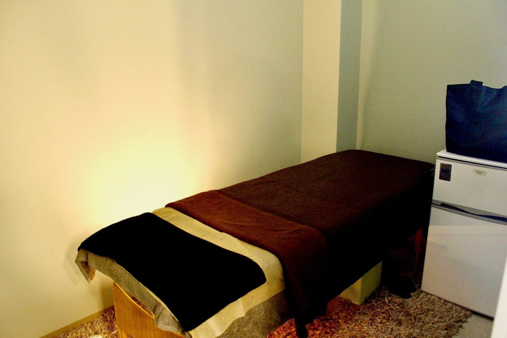 ヘッドスパやエステメニューの際に使用する施術用ベッド