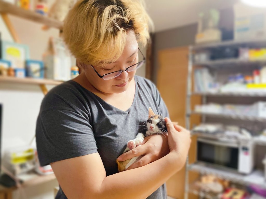 保護中の子猫を抱き抱える大村さん